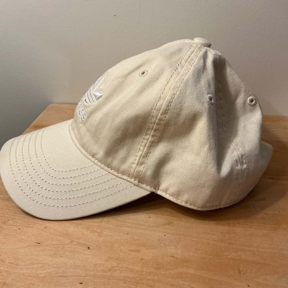 Adidas Offwhite Baseball cap with adjustable Metal Clasp - Picture 2 of 4